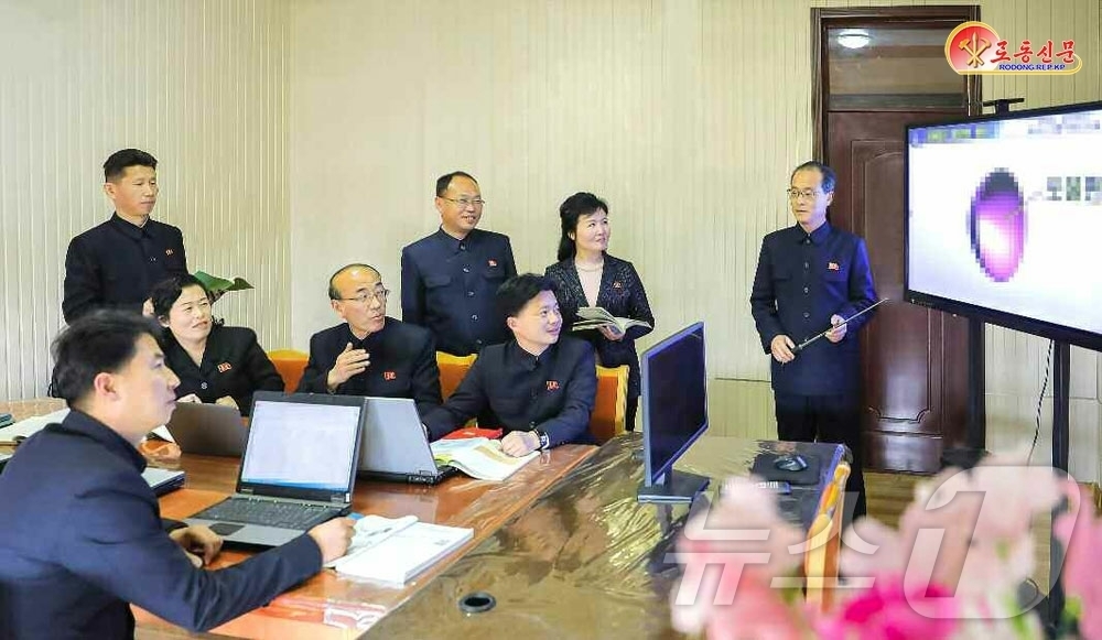 (평양 노동신문=뉴스1) = 북한 노동당 기관지 노동신문은 9일 보통교육부문에서 "새 교수 방법이 수많이 창조되고 있다"라고 선전했다. 어린이들의 관찰력·기억력·사고력·인식 능력을 …