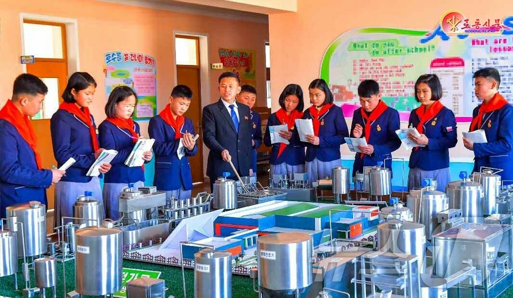 (평양 노동신문=뉴스1) = 북한 노동당 기관지 노동신문은 9일 보통교육부문에서 "새 교수방법이 수많이 창조되고 있다"라고 선전했다. 어린이들의 관찰력·기억력·사고력·인식능력을 높 …