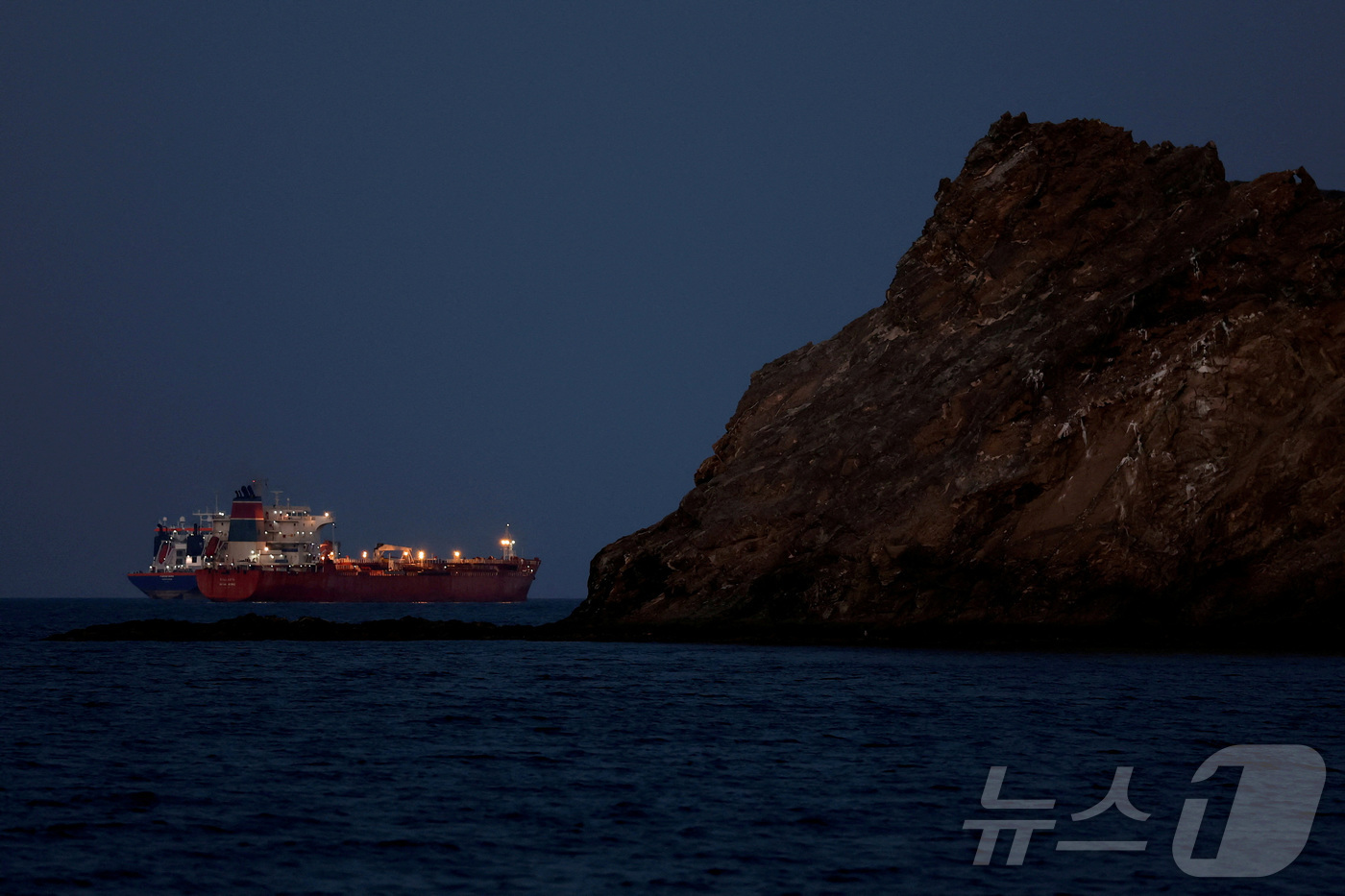 (로이터=뉴스1) 윤다정 기자 = 3월 10일(현지시간) 유조선 칼리스토호가 오만 무스카트 인근 해상에 정박해 있다. 이란은 7일 호르무즈 해협 인근 선박들에 혁명수비대 해군으로부 …