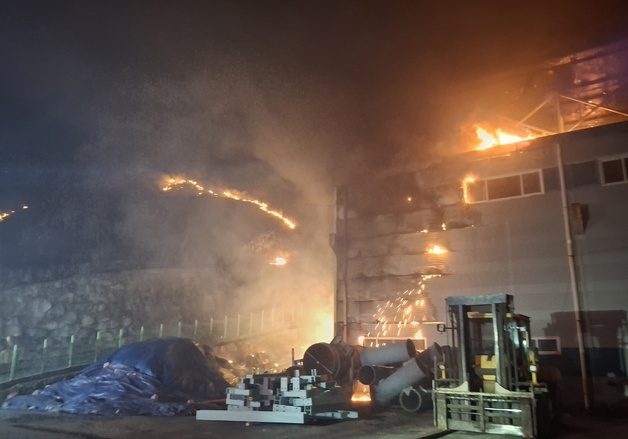 한밤 경주 공장에 불…8억 이상 재산 피해