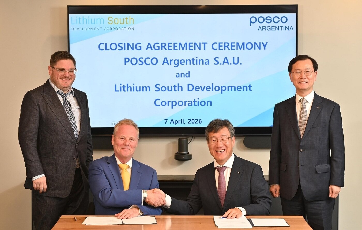 본문 이미지 - 포스코홀딩스가 현지시간 7일 아르헨티나 부에노스아이레스에서 리튬 사우스(Lithium South, LIS)사와 '옴브레 무에르토 노스' 염호 광권 인수 계약을 마무리했다. 왼쪽부터 크리스토퍼 체리(Christopher P. Cherry) 리튬 사우스 CFO, 에이드리안 홉커크(Adrian Hobkirk) 리튬 사우스 CEO, 박현 포스코아르헨티나 법인장, 이주태 포스코홀딩스 대표이사 사장. (포스코홀딩스 제공)