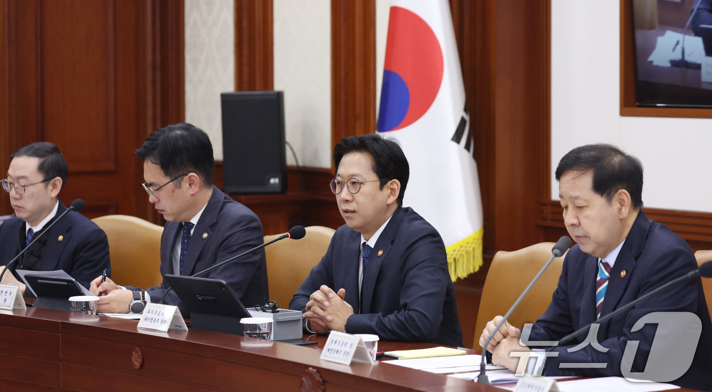 (서울=뉴스1) 김명섭 기자 = 배경훈 부총리 겸 과학기술정보통신부 장관이 9일 서울 종로구 세종대로 정부서울청사에서 열린 민생물가 특별관리 관계장관TF에서 기본통신권 보장을 위한 …