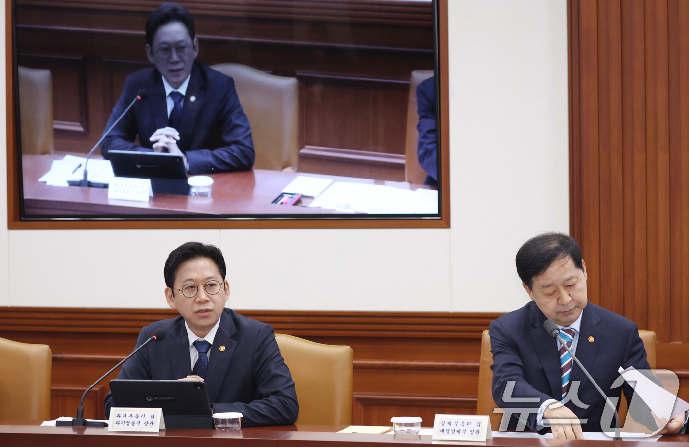 (서울=뉴스1) 김명섭 기자 = 배경훈 부총리 겸 과학기술정보통신부 장관이 9일 서울 종로구 세종대로 정부서울청사에서 열린 민생물가 특별관리 관계장관TF에서 기본통신권 보장을 위한 …