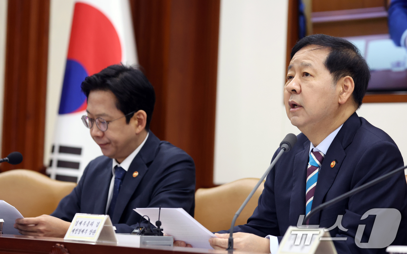 (서울=뉴스1) 김명섭 기자 = 구윤철 재정경제부 장관 겸 경제부총리가 9일 서울 종로구 세종대로 정부서울청사에서 열린 민생물가 특별관리 관계장관TF에서 모두 발언을 하고 있다. …