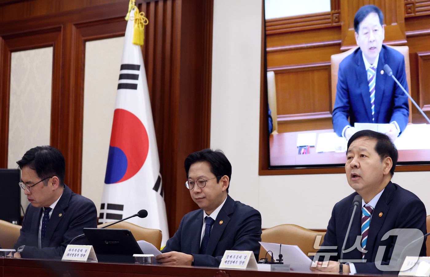 (서울=뉴스1) 김명섭 기자 = 구윤철 재정경제부 장관 겸 경제부총리가 9일 서울 종로구 세종대로 정부서울청사에서 열린 민생물가 특별관리 관계장관TF에서 모두 발언을 하고 있다. …
