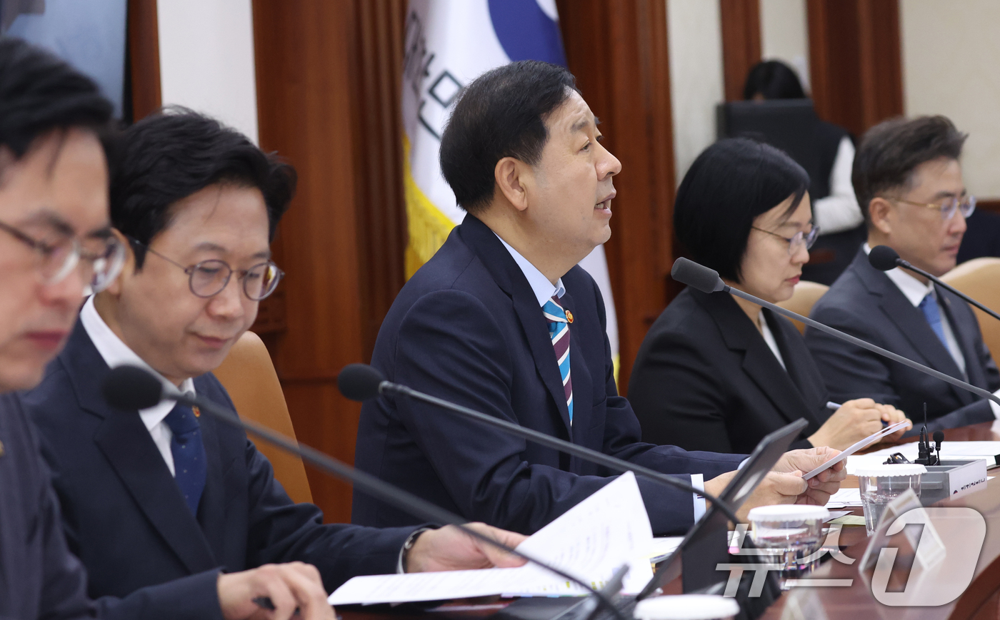 (서울=뉴스1) 김명섭 기자 = 구윤철 재정경제부 장관 겸 경제부총리가 9일 서울 종로구 세종대로 정부서울청사에서 열린 민생물가 특별관리 관계장관TF에서 모두 발언을 하고 있다. …