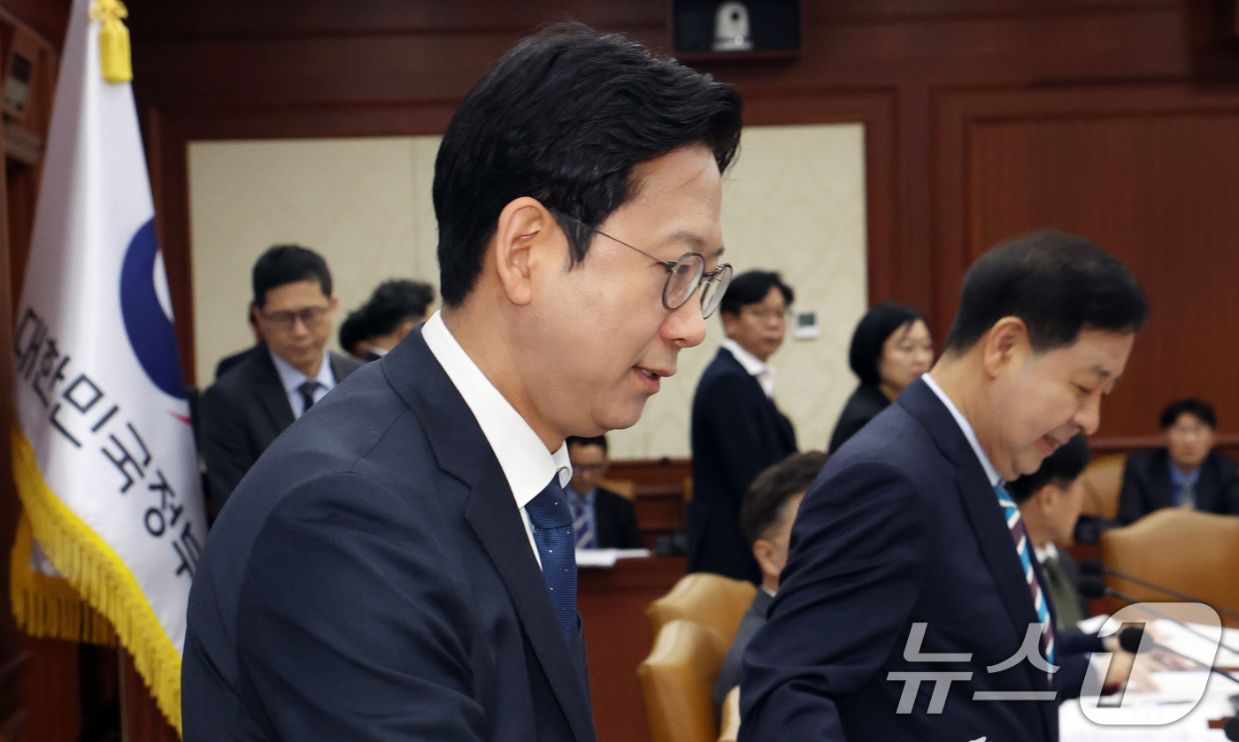 (서울=뉴스1) 김명섭 기자 = 배경훈 부총리 겸 과학기술정보통신부 장관과 구윤철 재정경제부 장관 겸 경제부총리가  9일 서울 종로구 세종대로 정부서울청사에서 열린 민생물가 특별관 …