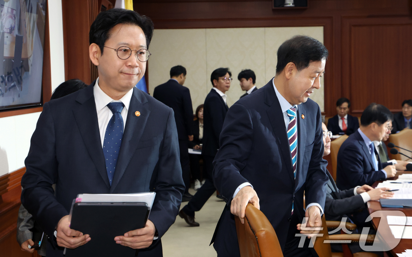 (서울=뉴스1) 김명섭 기자 = 배경훈 부총리 겸 과학기술정보통신부 장관과 구윤철 재정경제부 장관 겸 경제부총리가  9일 서울 종로구 세종대로 정부서울청사에서 열린 민생물가 특별관 …