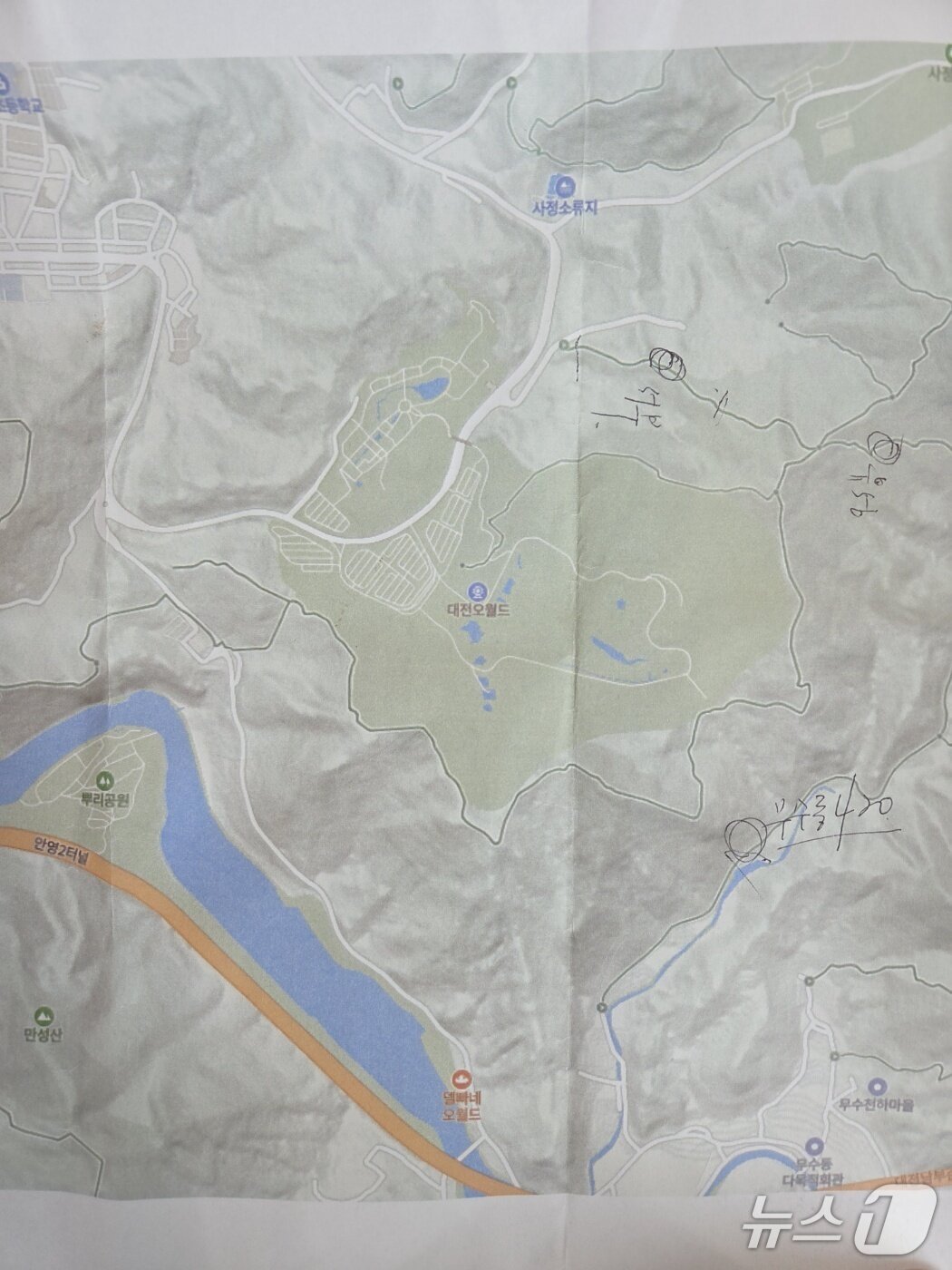 본문 이미지 - 대전 오월드 인근 지도. 늑구는 오월드와 뿌리공원 사이 보문산 자락을 맴도는 것으로 추정된다.(대전소방본부 제공) /뉴스1