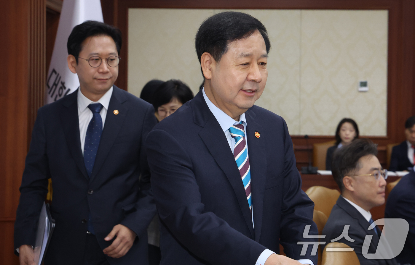 (서울=뉴스1) 김명섭 기자 = 구윤철 재정경제부 장관 겸 경제부총리와 배경훈 부총리 겸 과학기술정보통신부 장관이  9일 서울 종로구 세종대로 정부서울청사에서 열린 민생물가 특별관 …