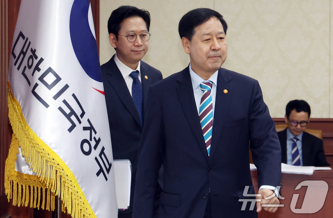 (서울=뉴스1) 김명섭 기자 = 구윤철 재정경제부 장관 겸 경제부총리와 배경훈 부총리 겸 과학기술정보통신부 장관이  9일 서울 종로구 세종대로 정부서울청사에서 열린 민생물가 특별관 …