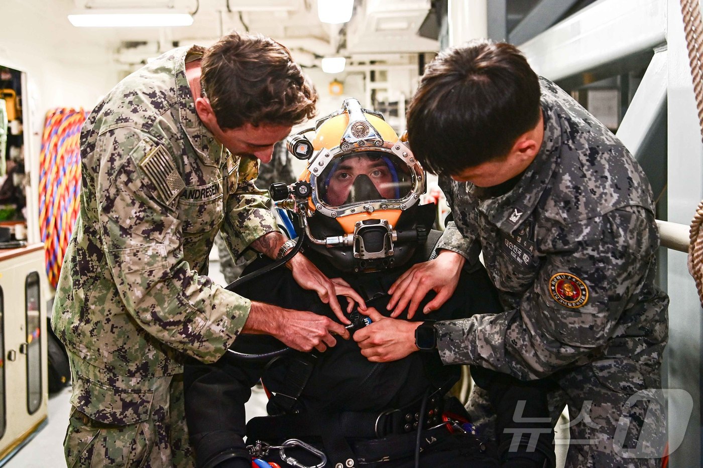 (서울=뉴스1) = 8일 경남 진해만 일대에서 진행된 연합 구조전 훈련에서 수상함구조함 통영함(ATS-Ⅱ, 3,500톤급)에 편승한 한미 해군 잠수사들이 호주 해군 잠수사의 잠수장 …