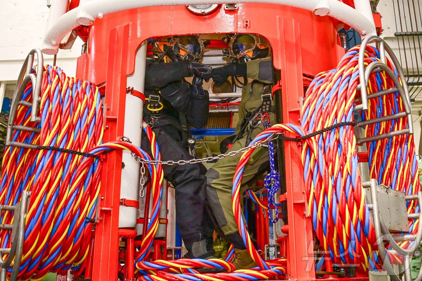 (서울=뉴스1) = 지난 8일 경남 진해만 일대에서 진행된 연합 구조전 훈련에서 수상함구조함 통영함(ATS-Ⅱ, 3,500톤급)에 편승한 한국·호주 해군 잠수사들이 수중탐사장비에 …