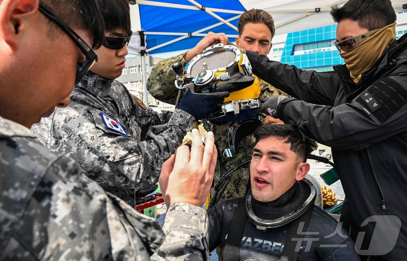 (서울=뉴스1) = 8일 경남 진해만 일대에서 진행된 연합 구조전 훈련에서 해군 해난구조전대(SSU) 심해잠수사들이 표면공급잠수체계 운용 훈련을 마친 미 해군 기동잠수구조부대(MD …