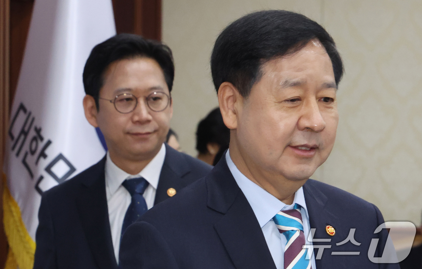 (서울=뉴스1) 김명섭 기자 = 구윤철 재정경제부 장관 겸 경제부총리와 배경훈 부총리 겸 과학기술정보통신부 장관이  9일 서울 종로구 세종대로 정부서울청사에서 열린 민생물가 특별관 …