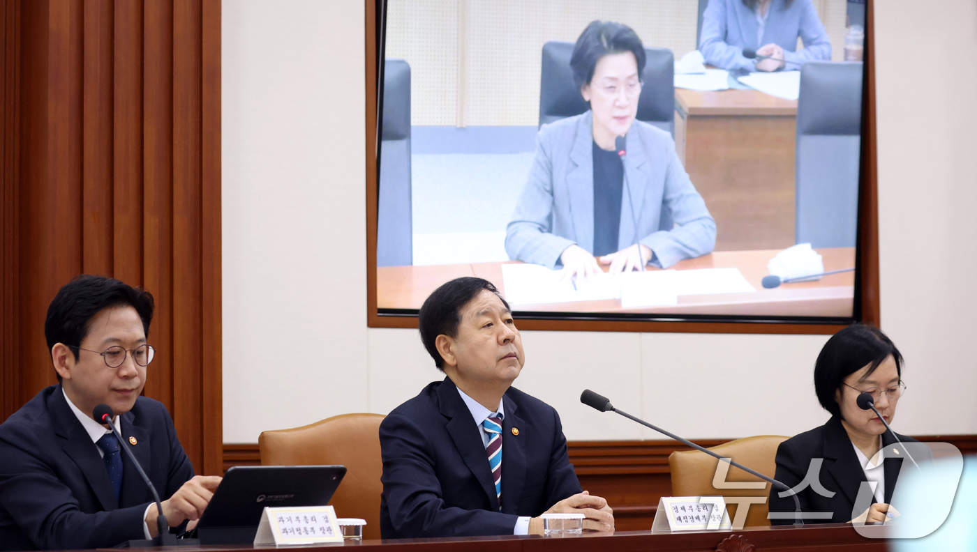 (서울=뉴스1) 김명섭 기자 = 구윤철 재정경제부 장관 겸 경제부총리가 9일 서울 종로구 세종대로 정부서울청사에서 열린 민생물가 특별관리 관계장관TF에서 화상으로 최은옥 교육부 차 …