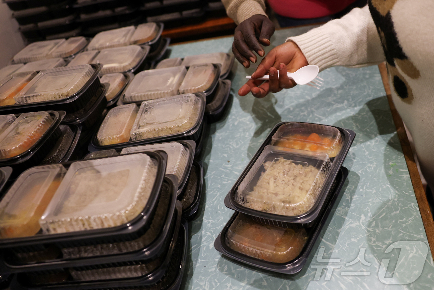 (베이루트 로이터=뉴스1) 김경민 기자 = 헤즈볼라와 이스라엘 간 충돌이 격화된 후 3월 6일 레바논 베이루트에서 난민들이 식량 지원을 받고 있다. 2026.3.6ⓒ 로이터=뉴스1 …