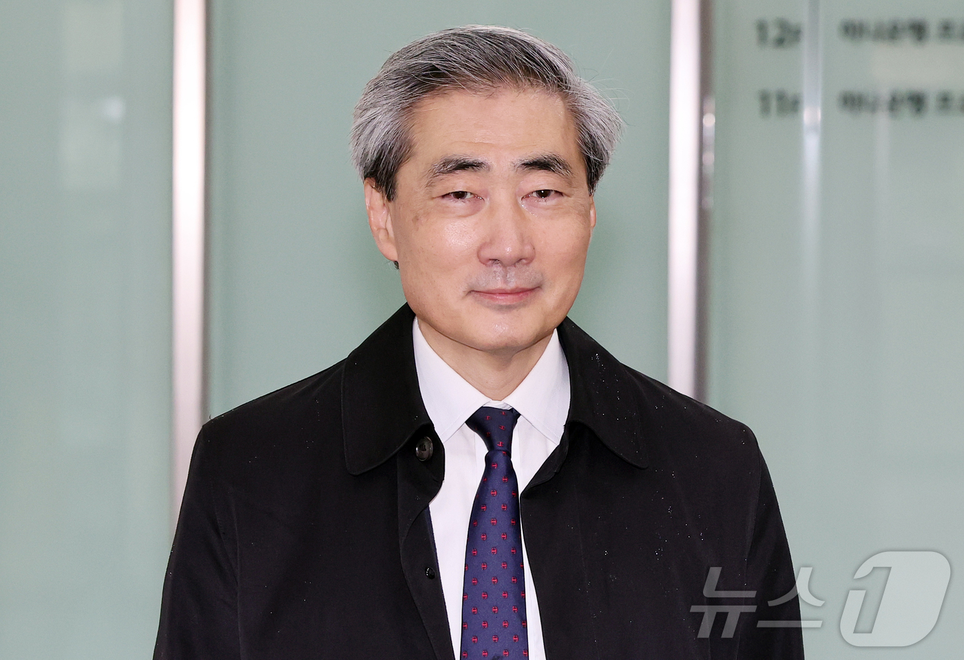(서울=뉴스1) 김진환 기자 = 신현송 한국은행 총재 후보자가 9일 오전 서울시 중구 한화금융플라자에 마련된 청문회 준비 사무실로 출근하고 있다. 2026.4.9/뉴스1