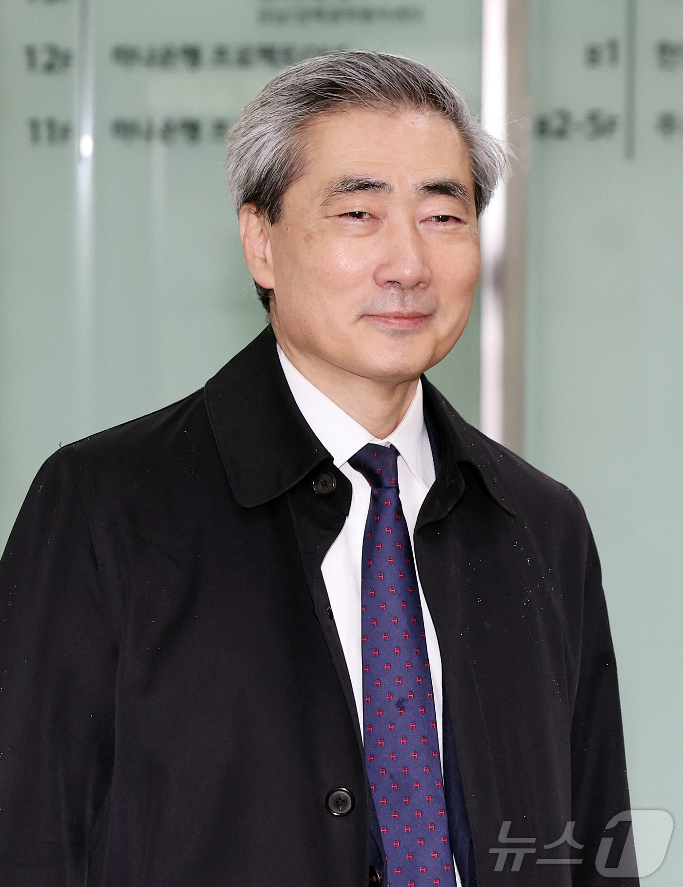 (서울=뉴스1) 김진환 기자 = 신현송 한국은행 총재 후보자가 9일 오전 서울시 중구 한화금융플라자에 마련된 청문회 준비 사무실로 출근하고 있다. 2026.4.9/뉴스1