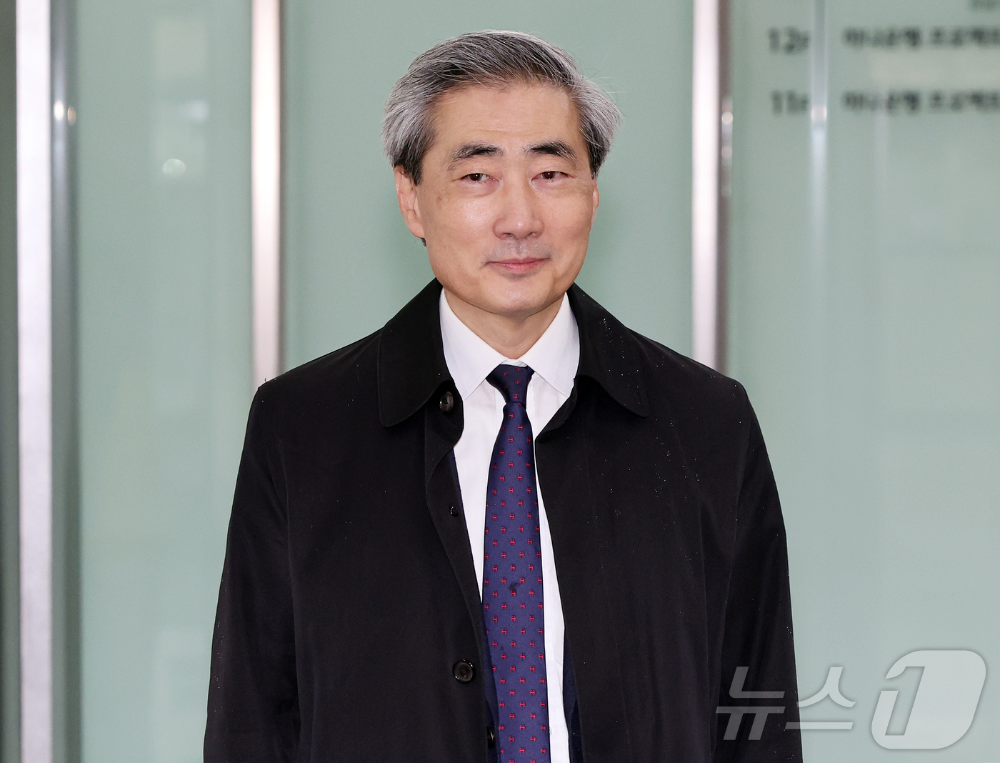 (서울=뉴스1) 김진환 기자 = 신현송 한국은행 총재 후보자가 9일 오전 서울시 중구 한화금융플라자에 마련된 청문회 준비 사무실로 출근하고 있다. 2026.4.9/뉴스1