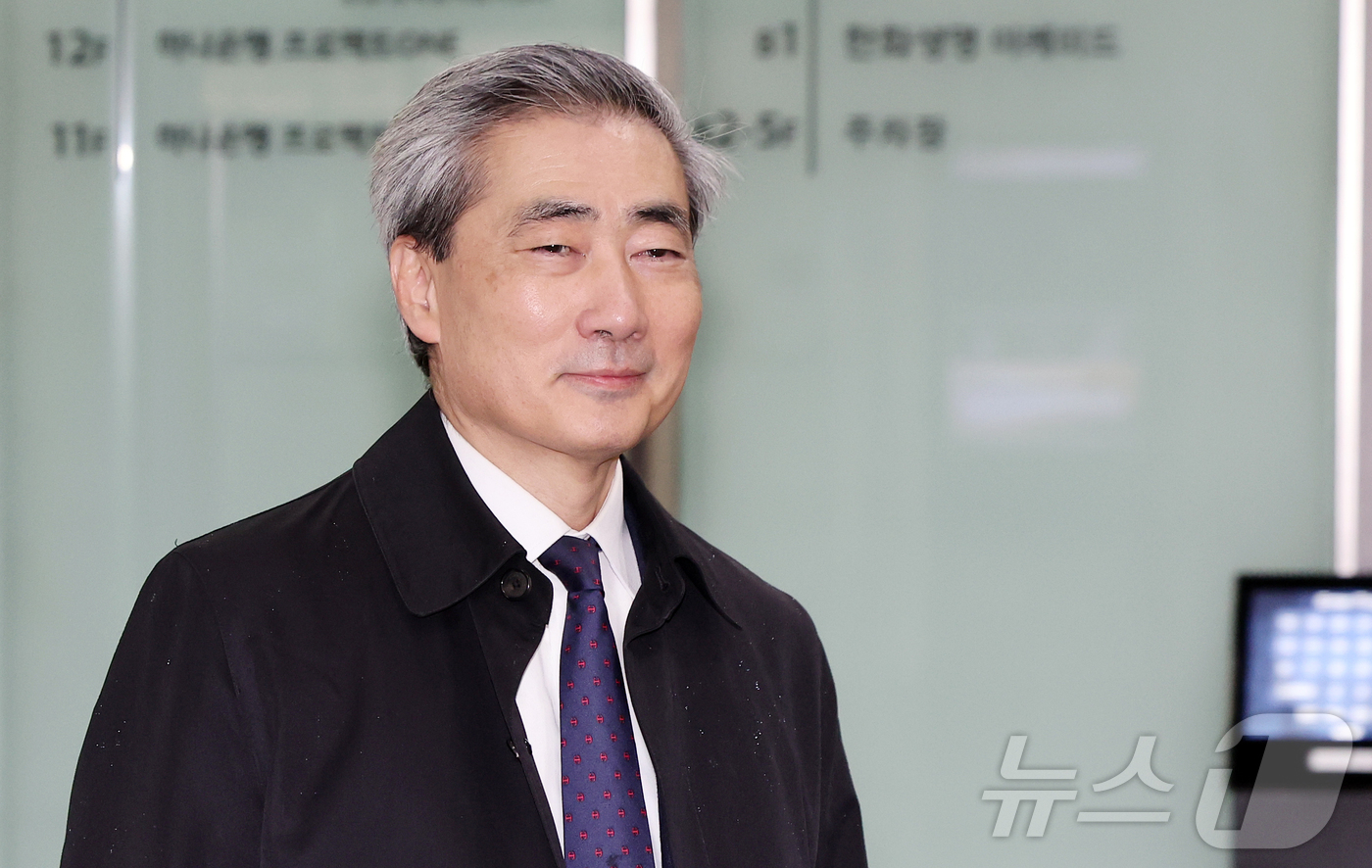 (서울=뉴스1) 김진환 기자 = 신현송 한국은행 총재 후보자가 9일 오전 서울시 중구 한화금융플라자에 마련된 청문회 준비 사무실로 출근하고 있다. 2026.4.9/뉴스1