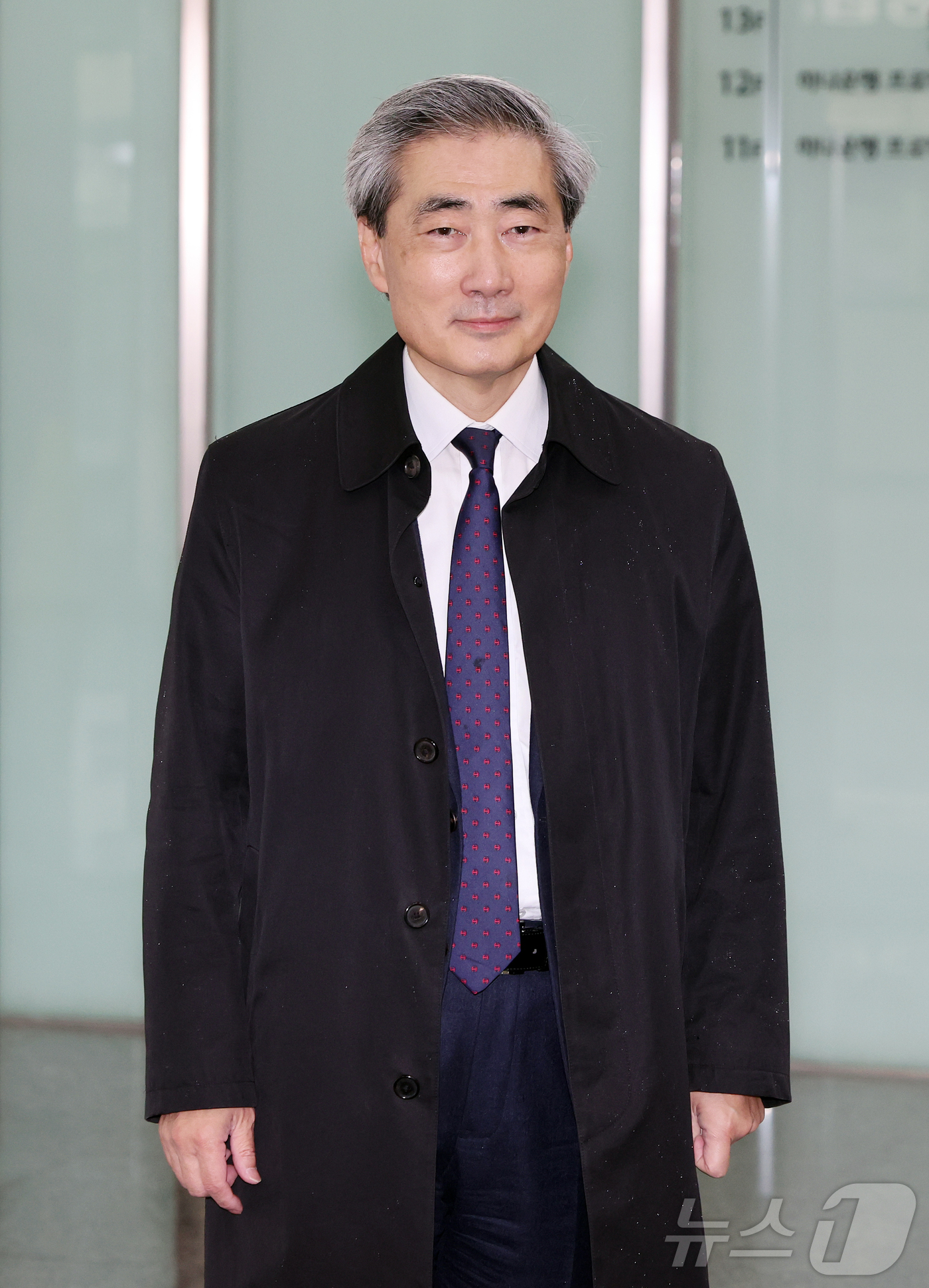 (서울=뉴스1) 김진환 기자 = 신현송 한국은행 총재 후보자가 9일 오전 서울시 중구 한화금융플라자에 마련된 청문회 준비 사무실로 출근하고 있다. 2026.4.9/뉴스1