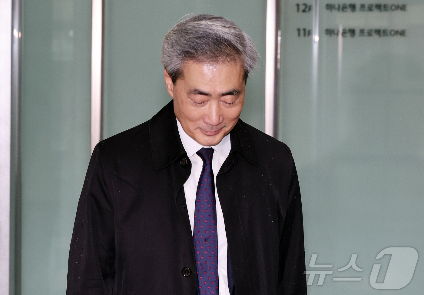 (서울=뉴스1) 김진환 기자 = 신현송 한국은행 총재 후보자가 9일 오전 서울시 중구 한화금융플라자에 마련된 청문회 준비 사무실로 출근하고 있다. 2026.4.9/뉴스1