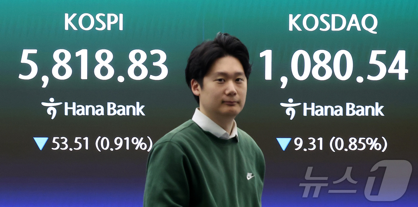 (서울=뉴스1) 김성진 기자 = 9일 오전 서울 중구 하나은행 본점 딜링룸에 개장 시황이 나오고 있다.이날 코스피는 오전 9시 5분 코스피는 전일 종가와 비교해 54.67포인트(p …