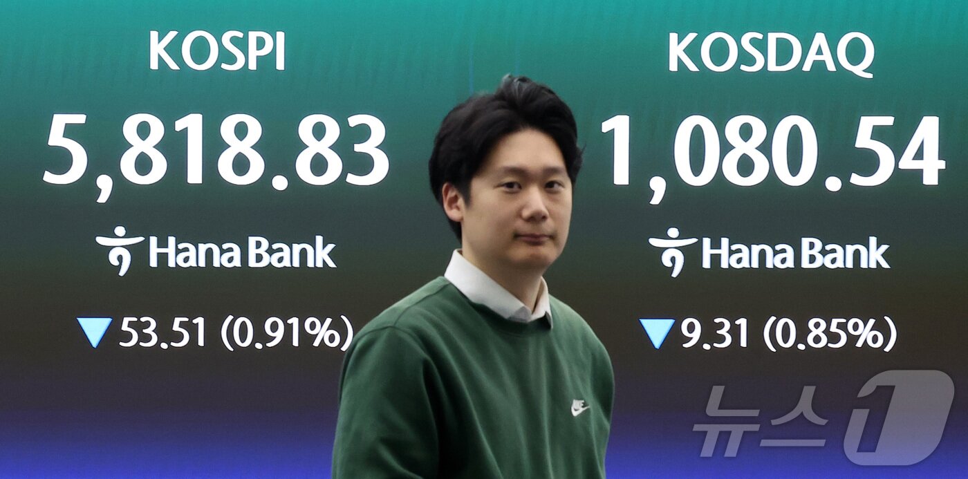 본문 이미지 - 9일 오전 서울 중구 하나은행 본점 딜링룸에 개장 시황이 나오고 있다.  2026.4.9 ⓒ 뉴스1 김성진 기자