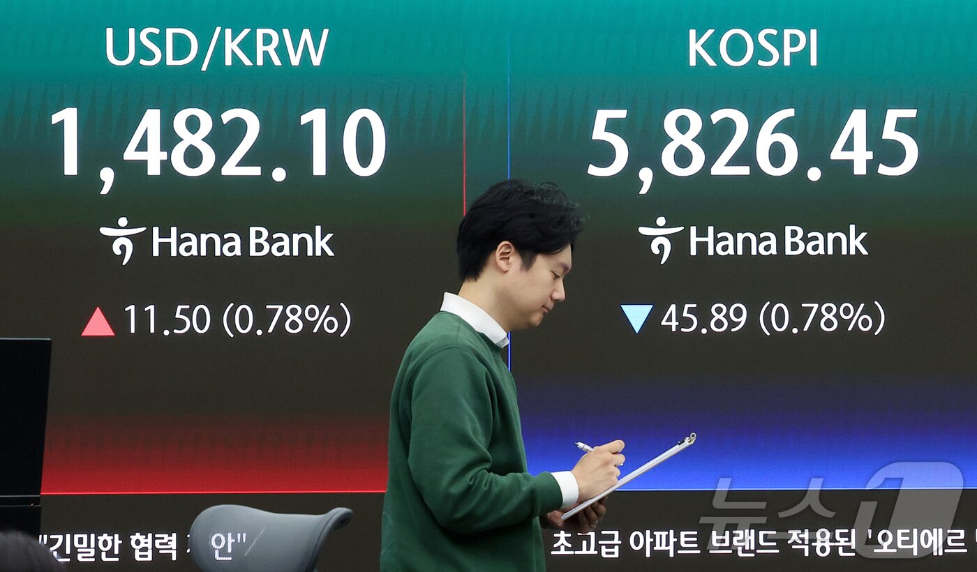 본문 이미지 - 9일 오전 서울 중구 하나은행 본점 딜링룸에 개장 시황이 나오고 있다.  2026.4.9 ⓒ 뉴스1 김성진 기자