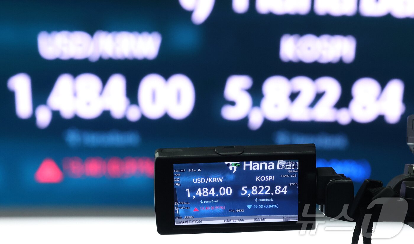 본문 이미지 - 9일 오전 서울 중구 하나은행 본점 딜링룸에 개장 시황이 나오고 있다. 이 2026.4.9 ⓒ 뉴스1 김성진 기자