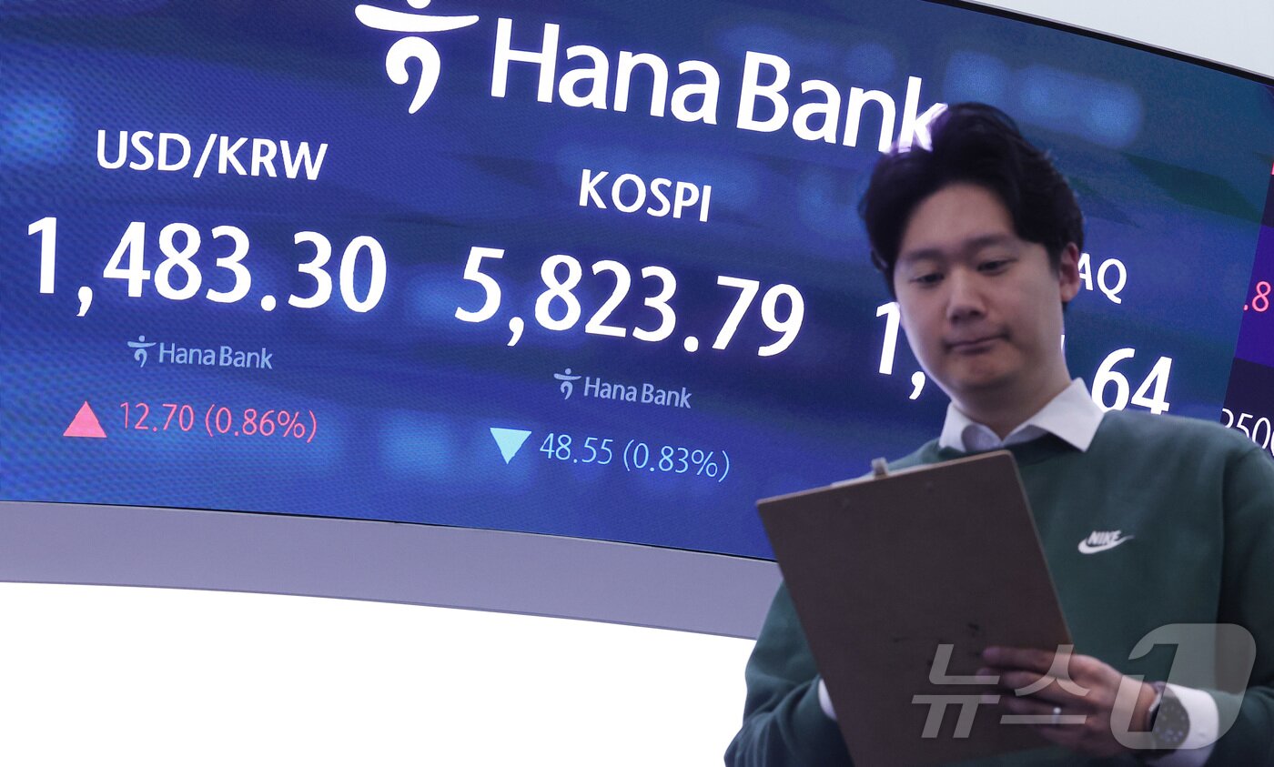 본문 이미지 - 9일 오전 서울 중구 하나은행 본점 딜링룸에 개장 시황이 나오고 있다.  2026.4.9 ⓒ 뉴스1 김성진 기자