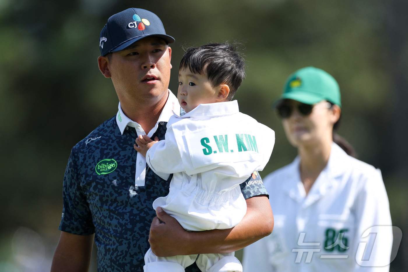 본문 이미지 - 가족과 함께 파3 콘테스트에 나선 김시우. ⓒ AFP=뉴스1