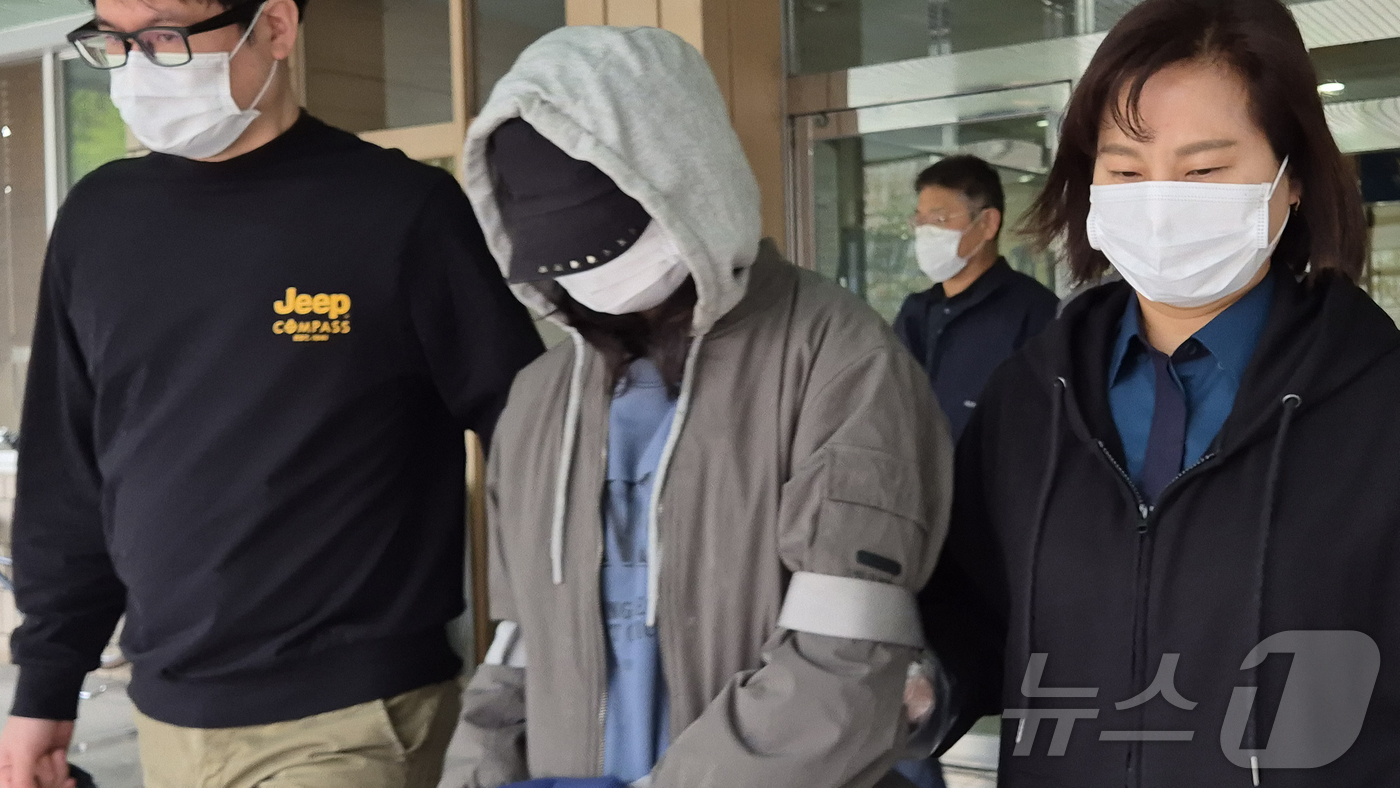 (대구=뉴스1) 이성덕 기자 = 9일 오전 대구 북부경찰서에서 50대 장모를 살해하고 여행용 가방(캐리어)에 담아 대구 북구 신천 잠수교 인근에 버린 범행에 가담한 20대 딸이 검 …