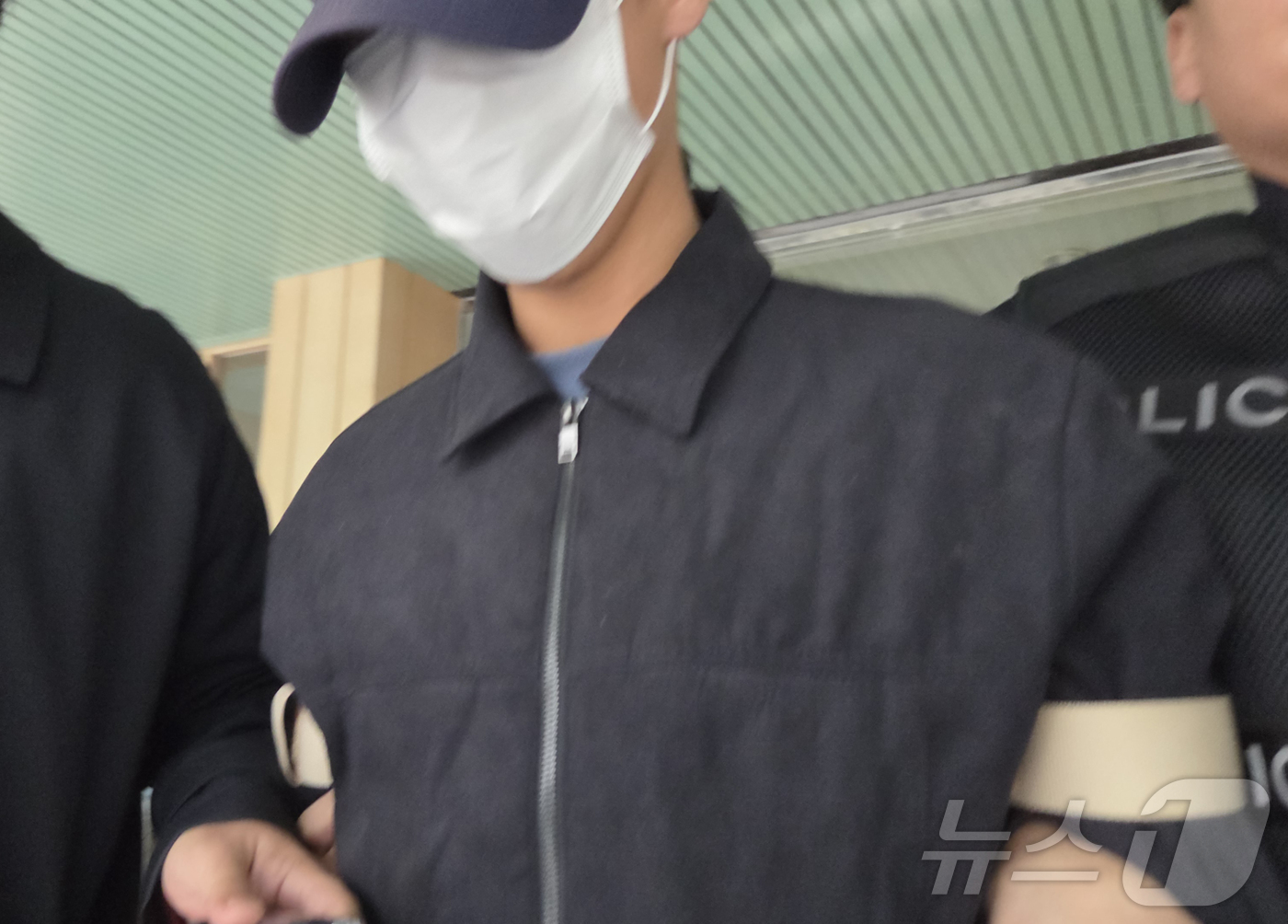 (대구=뉴스1) 이성덕 기자 = 9일 오전 대구 북부경찰서에서 존속살해 등의 혐의를 받는 조재복이 검찰로 구속 송치되고 있다. 2026.4.9/뉴스1