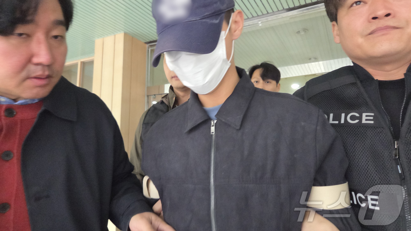 (대구=뉴스1) 이성덕 기자 = 9일 오전 대구 북부경찰서에서 존속살해 등의 혐의를 받는 조재복이 검찰로 구속 송치되고 있다. 2026.4.9/뉴스1