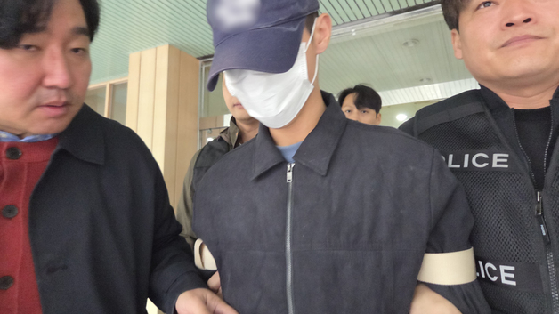 '존속살해 혐의' 검찰로 구속 송치되는 조재복