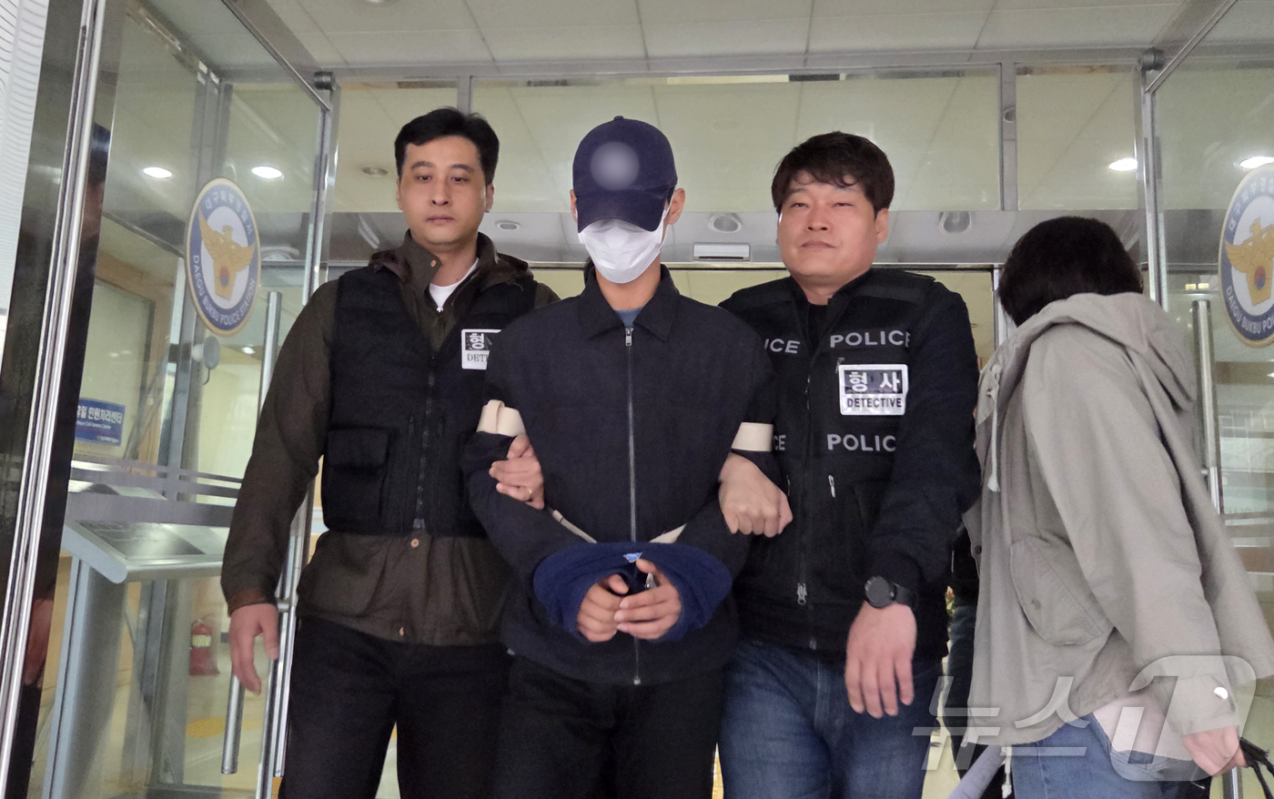 (대구=뉴스1) 이성덕 기자 = 9일 오전 대구 북부경찰서에서 존속살해 등의 혐의를 받는 조재복이 검찰로 구속 송치되고 있다. 2026.4.9/뉴스1