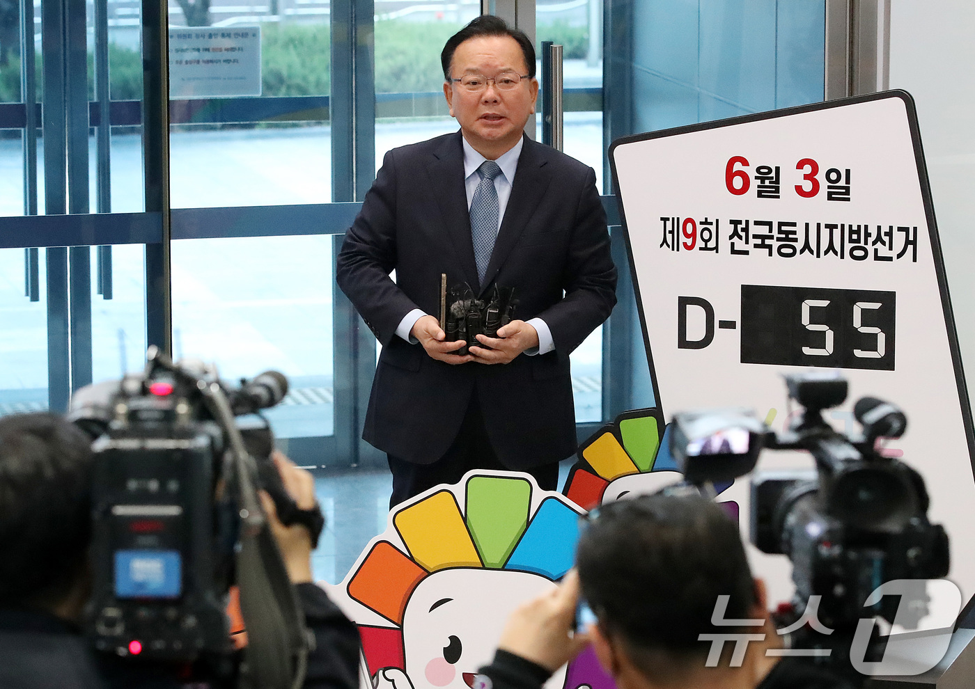 (대구=뉴스1) 공정식 기자 = 6·3 지방선거 더불어민주당 대구시장 후보로 출마하는 김부겸 전 국무총리가 9일 오전 대구시선거관리위원회를 찾아 예비후보 등록을 마친 뒤 취재진 질 …