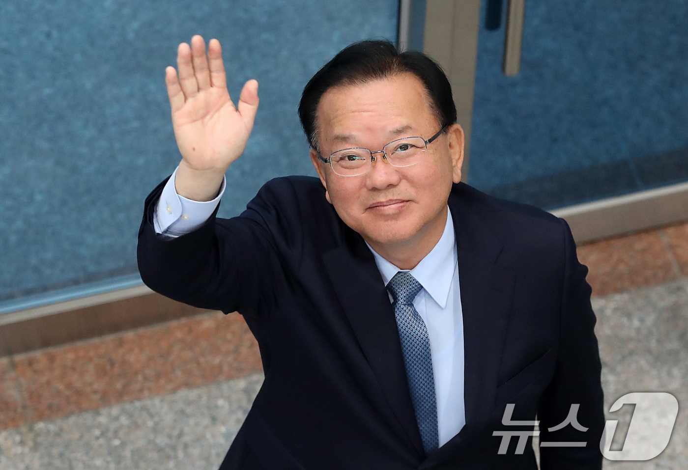 (대구=뉴스1) 공정식 기자 = 6·3 지방선거 더불어민주당 대구시장 후보로 출마하는 김부겸 전 국무총리가 9일 오전 대구시선거관리위원회를 찾아 예비후보 등록을 마친 뒤 손을 흔들 …