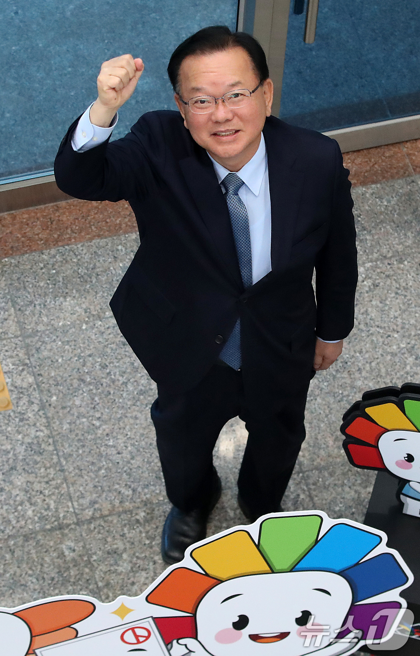 (대구=뉴스1) 공정식 기자 = 6·3 지방선거 더불어민주당 대구시장 후보로 출마하는 김부겸 전 국무총리가 9일 오전 대구시선거관리위원회를 찾아 예비후보 등록을 마친 뒤 주먹을 쥐 …