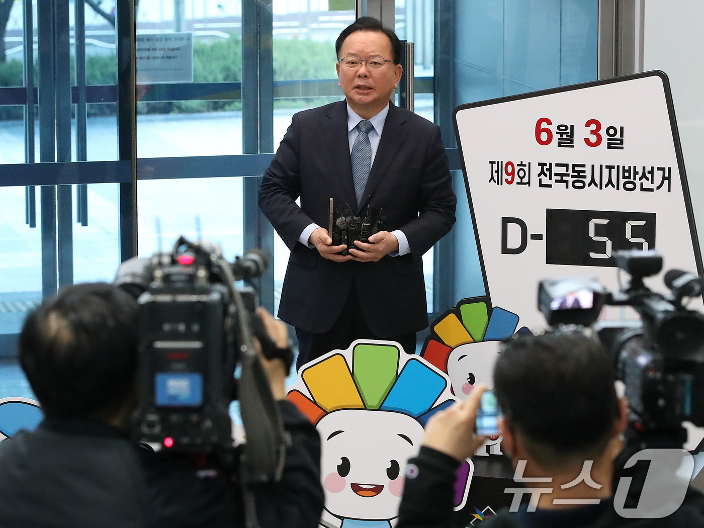 (대구=뉴스1) 공정식 기자 = 6·3 지방선거 더불어민주당 대구시장 후보로 출마하는 김부겸 전 국무총리가 9일 오전 대구시선거관리위원회를 찾아 예비후보 등록을 마친 뒤 취재진 질 …