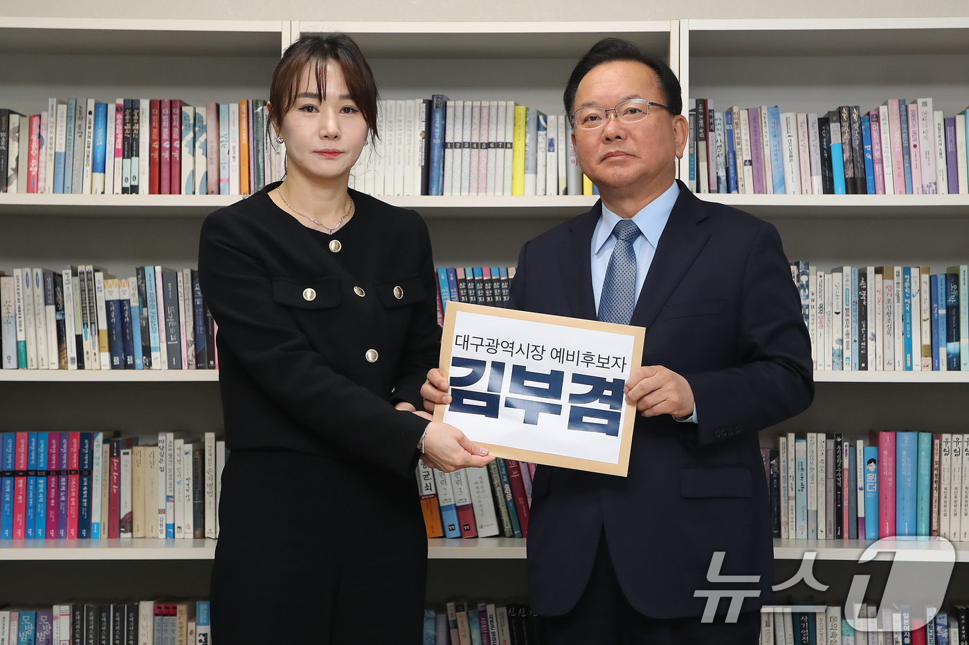 (대구=뉴스1) 공정식 기자 = 6·3 지방선거 더불어민주당 대구시장 후보로 출마하는 김부겸 전 국무총리가 9일 오전 대구시선거관리위원회를 찾아 선관위 관계자에게 예비후보 등록 서 …