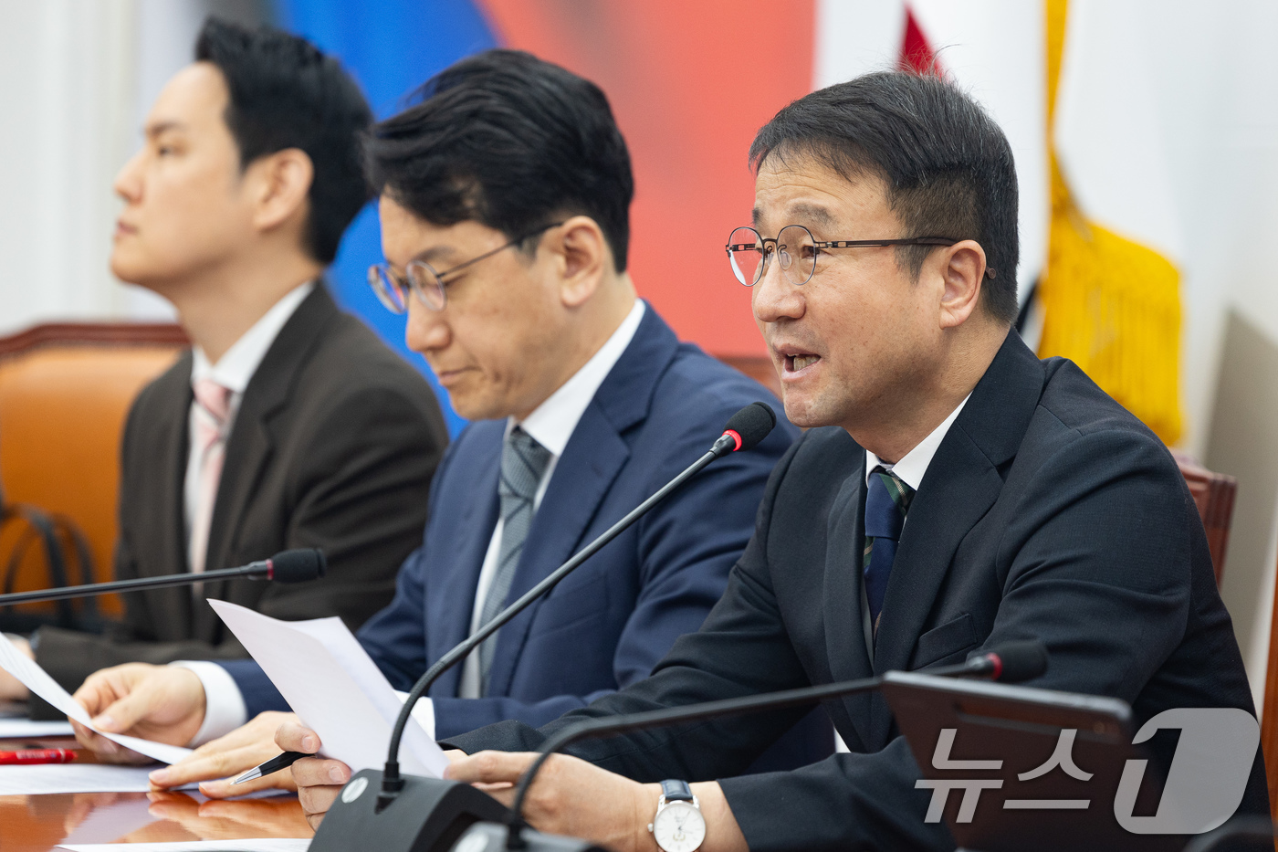 (서울=뉴스1) 유승관 기자 = 한병도 더불어민주당 원내대표가 9일 서울 여의도 국회에서 열린 정책조정회의에서 모두 발언을 하고 있다. 2026.4.9/뉴스1