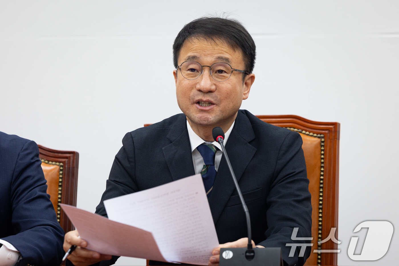 (서울=뉴스1) 유승관 기자 = 한병도 더불어민주당 원내대표가 9일 서울 여의도 국회에서 열린 정책조정회의에서 모두 발언을 하고 있다. 2026.4.9/뉴스1