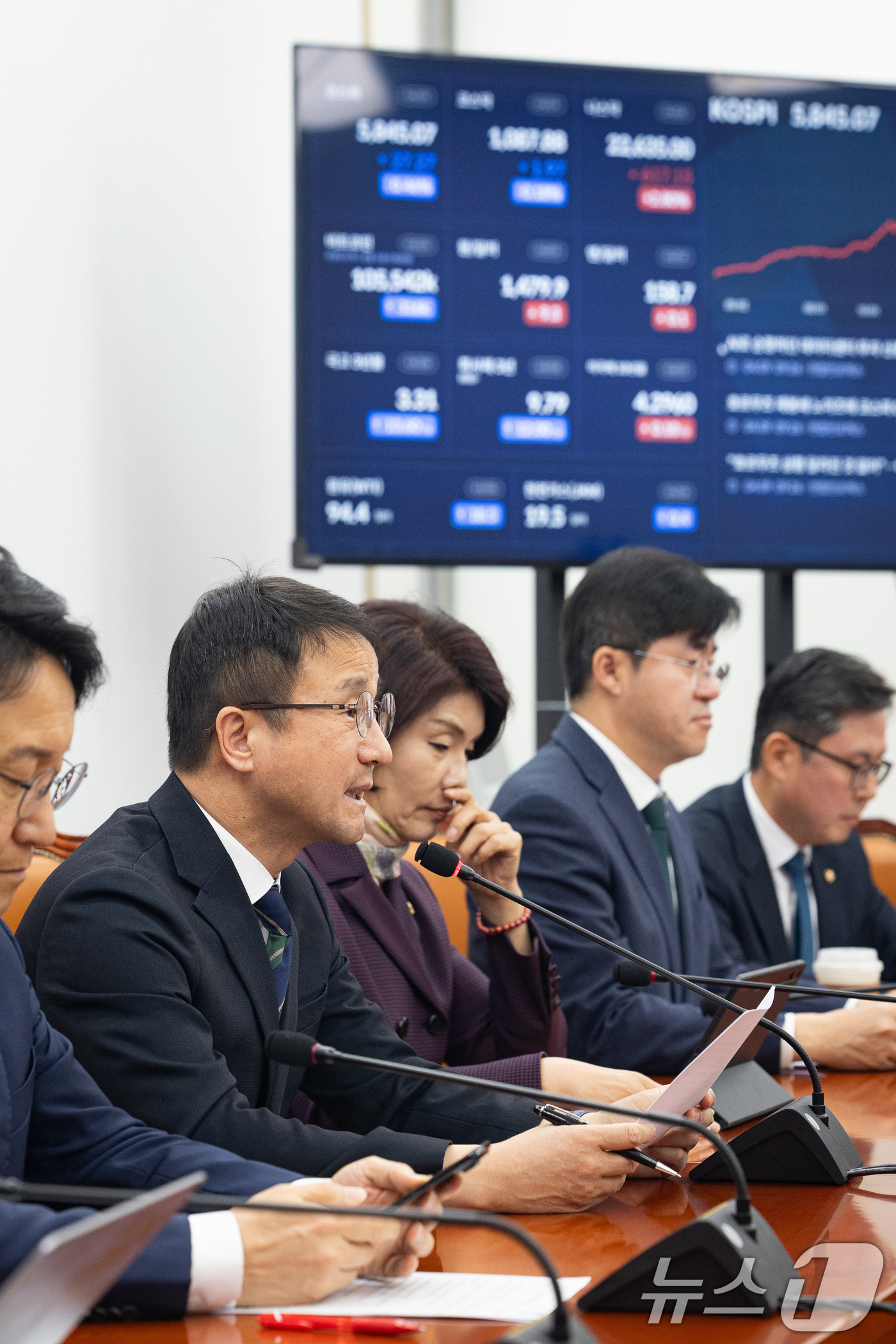 (서울=뉴스1) 유승관 기자 = 한병도 더불어민주당 원내대표가 9일 서울 여의도 국회에서 열린 정책조정회의에서 모두 발언을 하고 있다. 2026.4.9/뉴스1