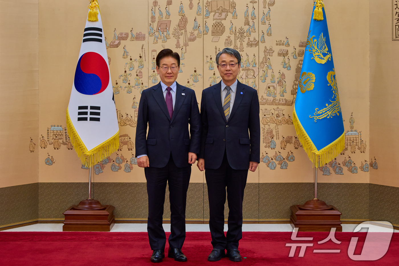 (서울=뉴스1) 이재명 기자 = 이재명 대통령이 9일 청와대에서 김성식 국민경제자문회의 부의장에게 위촉장을 수여한 후 기념촬영을 하고 있다. (청와대 제공. 재판매 및 DB 금지) …