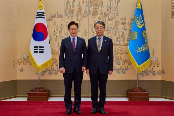 이재명 대통령, 김성식 국민경제자문회의 부의장 위촉장 수여