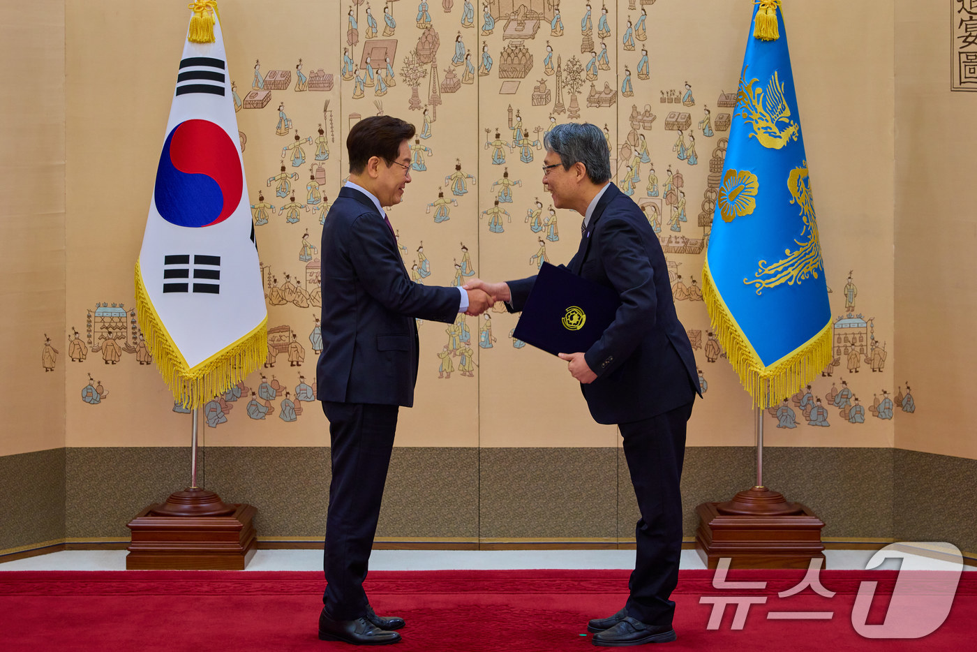 (서울=뉴스1) 이재명 기자 = 이재명 대통령이 9일 청와대에서 김성식 국민경제자문회의 부의장에게 위촉장을 수여하고 있다. (청와대 제공. 재판매 및 DB 금지) 2026.4.9/ …