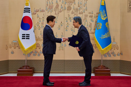 이재명 대통령, 김성식 국민경제자문회의 부의장 위촉장 수여